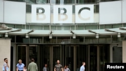 资料照：英国广播公司在伦敦的总部大门。