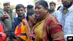 দিল্লির ট্রেন স্টেশনে পদপিষ্ট হয়ে নিহতদের শোকার্ত আত্মীয়-স্বজন। ফটোঃ ১৬ ফেব্রুয়ারি, ২০২৫। 