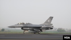台湾空军战机演习高速路上起降(美国之音申华拍摄)