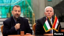 지난 2017년 이집트 카이로에서 살레흐 알아루리(왼쪽) 하마스 대표단장과 아잠 아흐마드 파타 측 대표가 기자회견하고 있다. (자료사진)