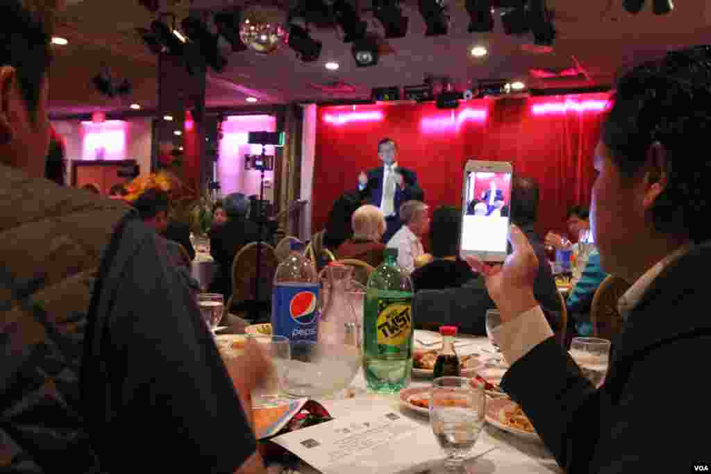 ពលរដ្ឋ​ខ្មែរ​ធ្វើការ​ផ្សាយ​ផ្ទាល់​ហ្វេសប៊ុក​ពេល​លោក&nbsp;សម រង្ស៊ី ប្រធាន​គណបក្ស​សង្គ្រោះ​ជាតិ&nbsp;ថ្លែង​សុន្ទរកថា&nbsp;ក្នុង​ការ​ជួប​ជុំ​សំណេះ​សំណាល​ជាមួយ​ពលរដ្ឋ​ខ្មែរ​ក្នុង​តំបន់​រដ្ឋធានី​វ៉ាស៊ីនតោន​នៅ​ក្នុង​ភោជនីយដ្ឋាន&nbsp;Harvest Moon&nbsp;រដ្ឋ&nbsp;Virginia&nbsp;កាល​ពី​ថ្ងៃ​ព្រហស្បតិ៍ទី០៦ ខែ​តុលា ឆ្នាំ២០១៦។&nbsp;