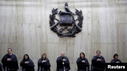 Para Hakim Mahkamah Konstitusi Guatemala menyanyikan lagu kebangsaan di Guatemala City, 4 September 2018. (Foto: dok).