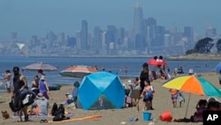 2020年5月26日加利福尼亚州阿拉米达罗伯特·皇冠纪念州立海滩上的人群。背景是旧金山。