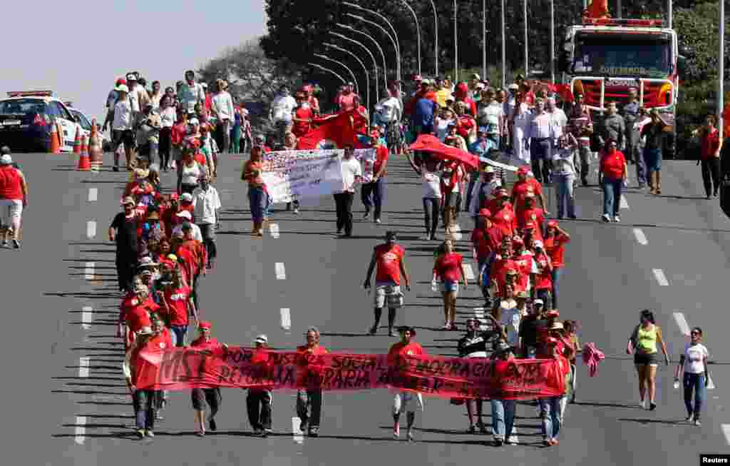 Apoiantes de Dilma desfilam por Brasília