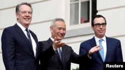 资料照片：美国贸易代表莱特希泽(左)、中国副总理刘鹤(中)与美国财政部长姆努钦(右)2019年10月在华盛顿。