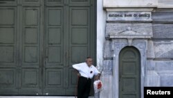 Une banque fermée à Athènes, en Grèce