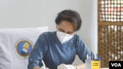 State Counselor Daw Aung San Suu Kyi, Myanmar’s de facto leader, signs a guest record register in Naypyitaw, the nation’s capital, Oct. 29, 2020. (VOA Burmese Service) 