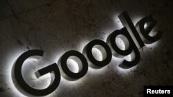 Logo Google di pintu masuk ke gedung perkantoran perusahaan berbasis internet di Toronto, Ontario, Canada, 9 September 2018. 