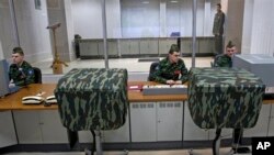 Suasana di sebuah pusat kontrol stasiun radar milik Departemen Pertahanan Rusia di Sofrino, 50 kilometer sebelah timur laut Moskow, Rusia, 4 Mei 2012 (Foto: dok). Stasiun radar di Rusia dilaporkan mendeteksi peluncuran 'benda balistik' di Laut Tengah, Senin dini hari (2/9).