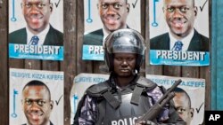 Un policier de faction devant le siège du parti de Kizza Besigye, dans la capitale, Kampala, Ouganda, le 22 février 2016. 