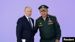 რუსეთის პრეზიდენტი, ვლადიმირ პუტინი და რუსეთის თავდაცვის მინისტრი, სერგეი შოიგუ.