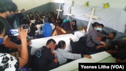 Keluarga korban pembunuhan kelompok MIT berkumpul di sekitar peti jenazah, sebelum dibawa ke tempat peristirahatan terakhir, Rabu, 12 Mei 2021. (Foto : Yoanes Litha).