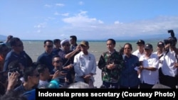 Predsednik Indonezije, Joko "Jokovi" Vidodo, u sredini, pošto je stigao u Palu da bi se lično uverio u razmere štete koju su počinili zemljotres i cunami, 30. septembra 2018.