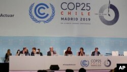 Antonio Guterres, Sekretaris Jenderal Perserikatan Bangsa-Bangsa, ke-3 kiri, selama acara Pleno Iklim Global di kongres pembicaraan iklim COP25 di Madrid, Spanyol, Rabu, 11 Desember 2019. (Foto: AP/Paul White)