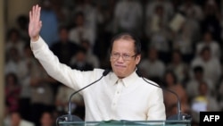 (FILES) This file photo taken on June 30, 2010 shows Philippine President Benigno Aquino waving to the crowd after delivering his inaugural speech at the Quirino Grandstand in Manila. - Benigno "Noynoy" Aquino, the Philippines' former president who…