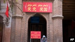 Masjid kiraverishida "Partiyani sev, Vatanni sev!" degan shior osilgan. Qashg'ar, Shinjon viloyati. 2017-yil, 4-noyabr.