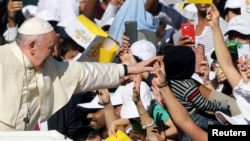 Papu Franju pozdravljaju nakon što je stigao na misu na Zajed sport gradskom stadionu u Abu Dabiju, Ujedinjeni Arapski Emirati, 5. februara 2019.