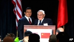 胡锦涛和基辛格在讲台上