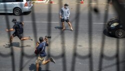 រូបឯកសារ៖ បាតុករ​គាំទ្រ​លទ្ធិប្រជាធិបតេយ្យ និង​អ្នក​កាសែត​ម្នាក់​នាំ​គ្នា​រត់ ខណៈ​ដែល​ប៉ូលិស​បង្ក្រាប​កុបកម្ម​រត់​ដេញ​តាម​ពួកគេ ក្នុង​អំឡុងពេល​នៃ​ការ​ធ្វើ​បាតុកម្ម​មួយ​ប្រឆាំង​នឹង​រដ្ឋប្រហារ​យោធា​នៅ​ទីក្រុង​រ៉ង់ហ្គូន ប្រទេស​មីយ៉ាន់ម៉ា ថ្ងៃទី២៧ ខែកុម្ភៈ ឆ្នាំ២០២១។