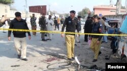 Xavfsizlik xodimlari portlash yuz bergan joyni tekshirmoqda, Ko'hat, Haybar Paxtunxva viloyati, Pokiston, 23-fevral, 2014-yil.