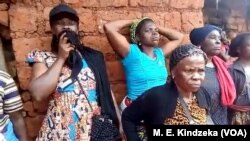 Morners in ​Minka, a village in Pinyin in Cameroon's northwestern region. English speaking Cameroonians are burying 30 members of their community who were killed on May 24, 2018, in the northwestern town of Pinyin. 