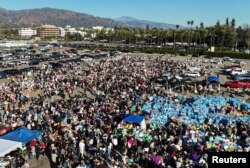 Pemandangan dari drone menunjukkan para relawan bersama orang-orang yang terkena dampak kebakaran hutan, di sebuah pusat donasi, di lintasan balap Santa Anita Park di Arcadia, California, Amerika Serikat, 12 Januari 2025. (Alan Devall/REUTERS)