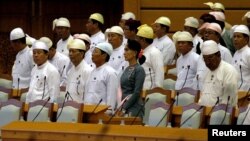 រូបឯកសារ៖ អ្នកស្រី Aung San Suu Kyi មេដឹកនាំ​គណបក្ស​សម្ព័ន្ធ​ជាតិ​ដើម្បី​លទ្ធិប្រជាធិបតេយ្យ (NLD) ចូលរួម​នៅក្នុង​ការប្រជុំ​សភា​លើកដំបូង​របស់​មីយ៉ាន់ម៉ា បន្ទាប់ពី​ការបោះឆ្នោត​ថ្ងៃទី៨ ខែវិច្ឆិកា នៅ​វិមាន​សភា​ជាន់​ទាប​ក្នុង​ទីក្រុង Naypyitaw កាលពី​ថ្ងៃទី១៦ ខែវិច្ឆិកា ឆ្នាំ២០១៥។