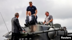 გერმანიის კანცლერი ოლაფ შოლცი (ცენტრში) უკრაინელთა საწვრთნელ პროგრამას ეწვია. ოლდენბურგი, გერმანია. 25 აგვისტო, 2022 წ. 