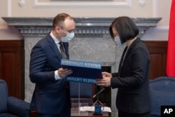 2021年11月29日，立陶宛国会议员马尔德基斯在台湾总统府与台湾总统蔡英文会晤。（照片由台湾总统府提供）