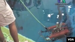 Salah satu robot karya seorang peserta perlombaan sedang diuji coba.