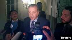 residen Turki Recep Tayyip Erdogan berbicara kepada media setelah upaya kudeta, di kota peristirahatan Marmaris, Turki, Jumat (15/7). (Reuters/Kenan Gurbuz)
