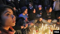 Anak-anak muda Tunisia berkumpul untuk mengenang para demonstran yang tewas dalam aksi-aksi demonstrasi menggulingkan Presiden Ben Ali di Tunis (1/22).