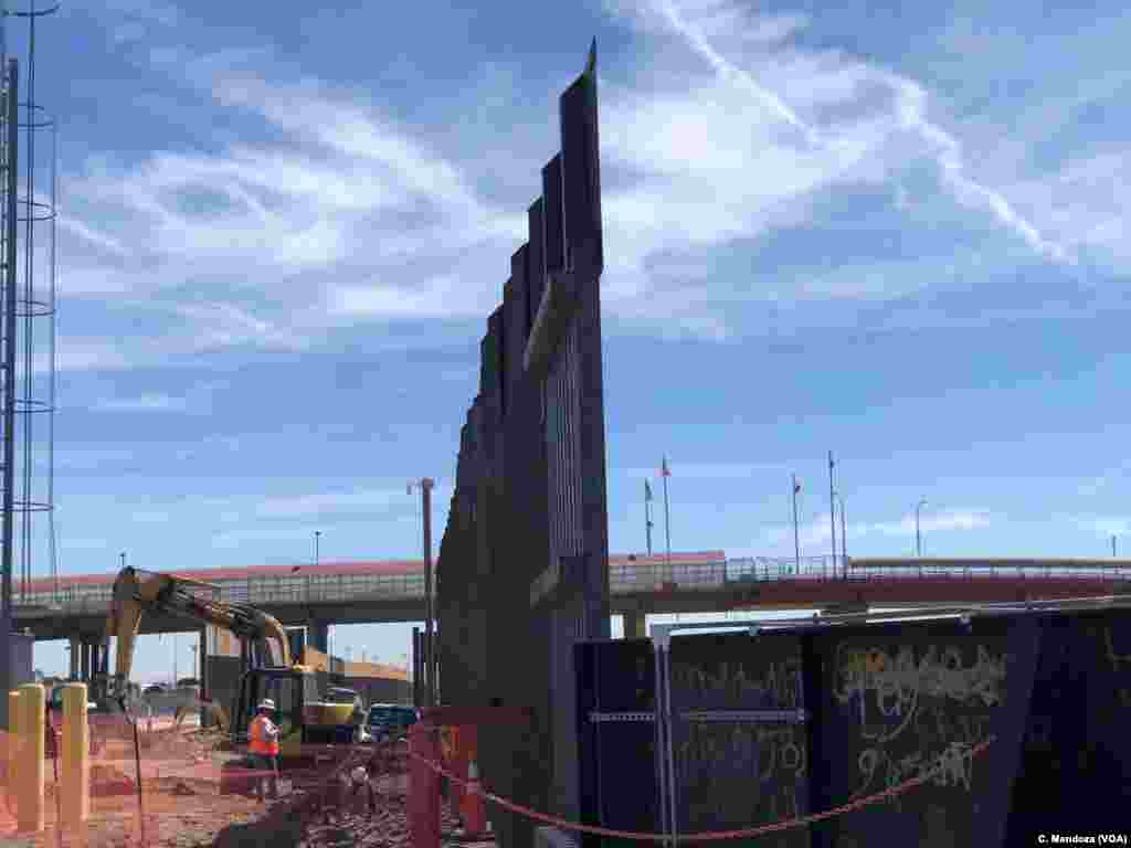 Construction workers plan to finish this 6.5-kilometer stretch of border between Ciudad Juarez, Mexico, and El Paso, Texas, by the end of April 2019. C. Mendoza/VOA News
