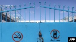 រូបឯកសារ៖ របងទ្វារដែលចាក់សោររបស់ទីស្នាក់ការនៃទីភ្នាក់ងារ UNRWA នៅទីក្រុងហ្គាហ្សា ក្នុងដែនដីរបស់ប្រទេសប៉ាឡេស្ទីន កាលពីថ្ងៃទី ៧ ខែមីនា ឆ្នាំ២០២០។