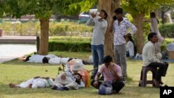 Beberapa warga India berteduh di bawah naungan pepohonan saat ibu kota New Delhi terus dilanda gelombang panas ekstrem, Selasa, 18 Juni 2024.