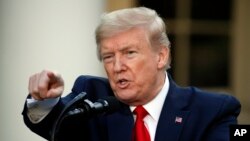 도널드 트럼프 미국 대통령이 27일 백악관에서 코로나 바이러스 태스크포스(TF) 브리핑을 하고 있다. 