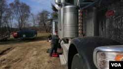 Todd Schmitz, a truck driver works on is truck at his home in Boscobel, Wisc. (D.Dobhal/VOA)