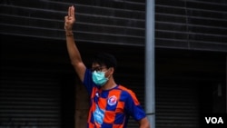 Anti-government protesters hold up three-finger salute in protest, Bangkok, 25 July 2021. (VOA/Tommy Walker)