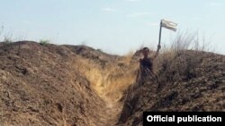 Erməni hərbçisi ağ bayraq qaldırıb 