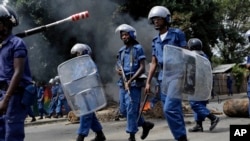 Des policiers burundais patrouillent dans le district de Mutakara, à Bujumbura, Burundi, 4 mai 2015.