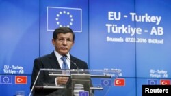 Le Premier ministre turc Ahmet Davutoglu devant la presse à Bruxelles (8 mars 2016)