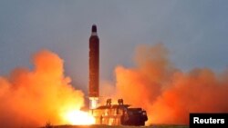 북한 관영 조선중앙통신이 지난 6월 공개한 '중장거리 전략탄도로케트 화성-10'(무수단 미사일)