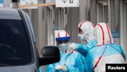 코로나바이러스 검사에 나선 한국 방역요원들 (자료사진)