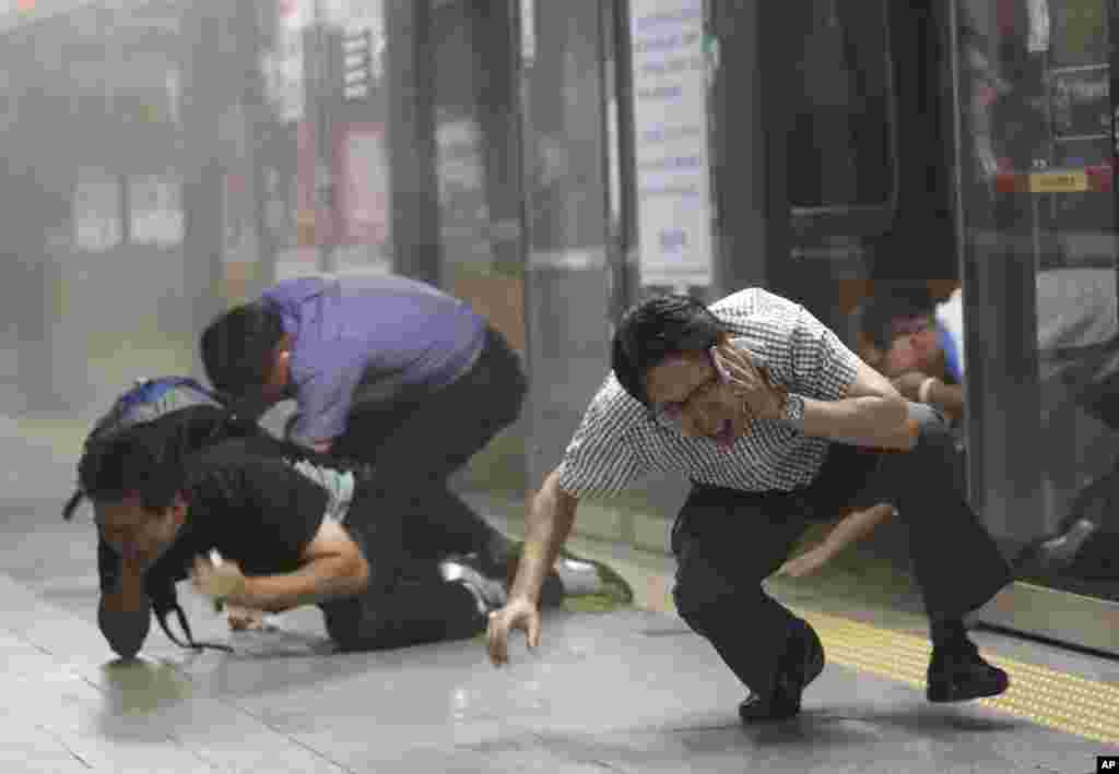 을지 프리덤가디언 연습 이틀째인 20일 서울 시민들이 대피소로 이동하는 대테러 훈련 중이다.