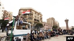 Prodemokratski demonstranti kraj improvizovane barikade nedaleko od kairskog trga Tahrir