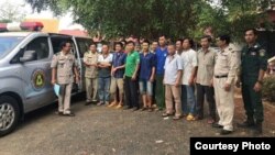 បុរស​ជនជាតិ​វៀតណាម​ទាំង១២រូប ដែល​ត្រូវ​បាន​អាជ្ញាធរ​កម្ពុជា​ ចាប់ឃុំ​ខ្លួន​នៅ​ខេត្តរតនៈគិរី នៅ​ខែមេសា ឆ្នាំ២០១៩។ (រូបថត៖ រដ្ឋាភិបាលកម្ពុជា)