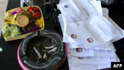 Panitia pemungutan suara menyiapkan surat pendaftaran pemilih di tempat pemungutan suara di Kuta, dalam pilkada di Bali, 9 Desember 2015. (Foto: AFP)