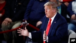 도널드 트럼프 미국 대통령이 5일 펜실베이니아주 스크랜턴에서 열린 '폭스뉴스'(FOX News) 주최 타운홀 행사에서 발언하고 있다.