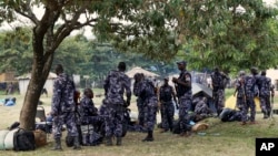 Pasukan Uganda dikerahkan di kota Kasese, Senin (28/11). Organisasi HAM mendesak pasukan Uganda untuk menahan diri dalam bentrokan dengan milisi kesukuan di sana.
