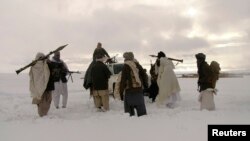 در اکثر ولایات به دلیل برفباری و سرمای زمستان درگیری‌ها میان نظامیان افغان و مخالفان مسلح دولت متوقف شده است.